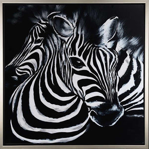 Handgemaltes Ölbild zwei Zebras auf Leinwand, grafische Schwarz-Weiss-Streifen vor schwarzem Hintergrund, mit silbernem Rahmen