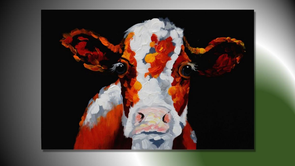 Handgemaltes Ölbild bunte Kuh auf Leinwand, orange-rote Flecken mit Spachtelrelief vor schwarzem Hintergrund – Beispiel im Raum