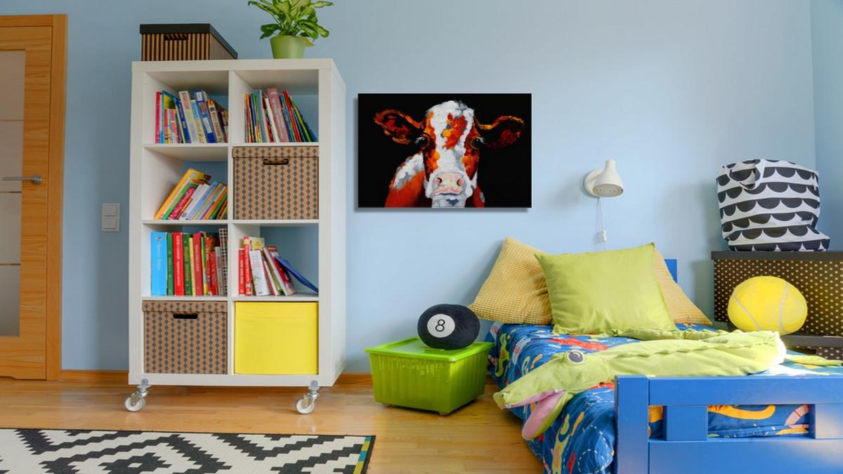 Handgemaltes Ölbild bunte Kuh auf Leinwand, orange-rote Flecken mit Spachtelrelief vor schwarzem Hintergrund – Beispiel im Raum