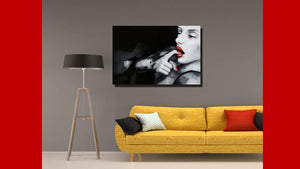 Handgemaltes Ölbild Frauenporträt auf Leinwand, Schwarz-Weiss mit leuchtend roten Lippen, glamourös – Beispiel im Raum