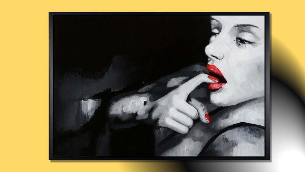Handgemaltes Ölbild Frauenporträt auf Leinwand, Schwarz-Weiss mit leuchtend roten Lippen, glamourös, mit schwarzem Rahmen – Beispiel im Raum