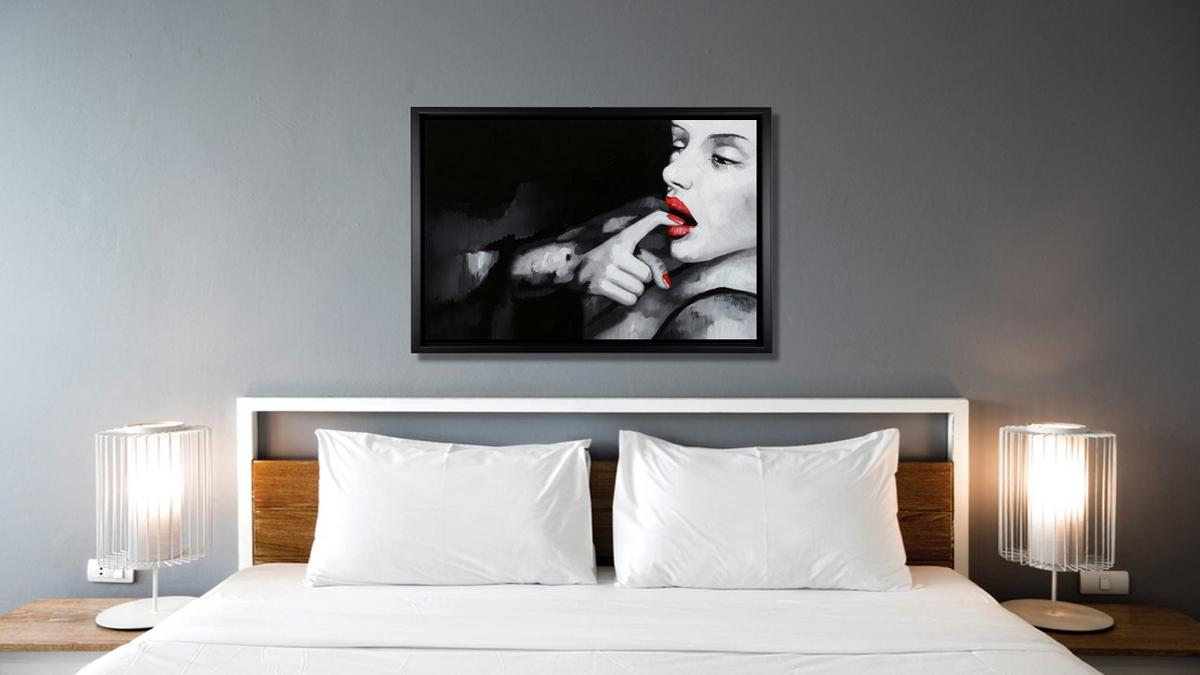 Handgemaltes Ölbild Frauenporträt auf Leinwand, Schwarz-Weiss mit leuchtend roten Lippen, glamourös, mit schwarzem Rahmen – Beispiel im Raum