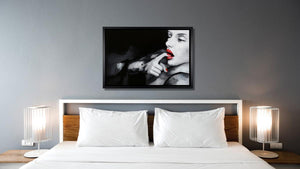 Handgemaltes Ölbild Frauenporträt auf Leinwand, Schwarz-Weiss mit leuchtend roten Lippen, glamourös, mit schwarzem Rahmen – Beispiel im Raum