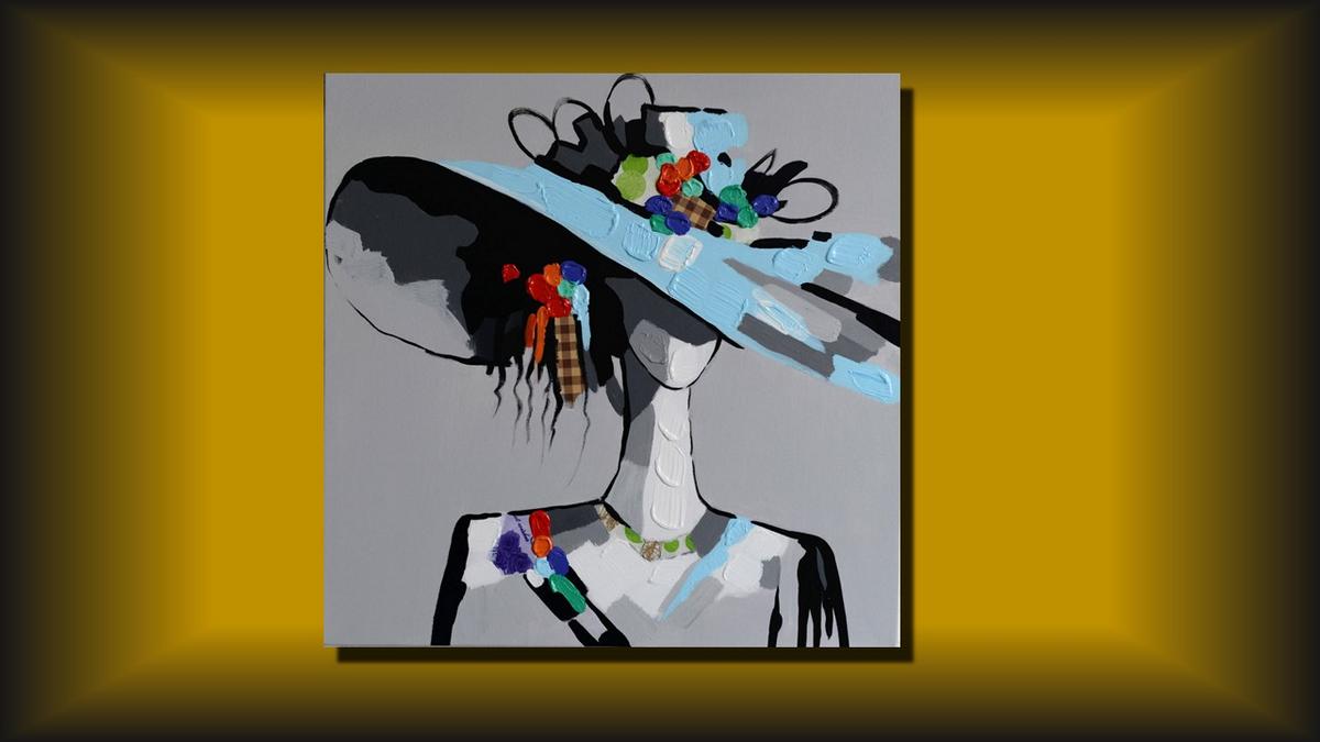 Handgemaltes Ölbild Pop-Art-Dame mit Hut auf Leinwand, hellblauer Hut mit bunten Spachtelornamenten – Beispiel im Raum