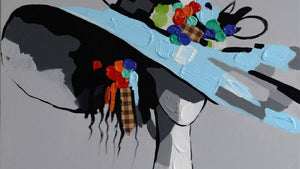 Handgemaltes Ölbild Pop-Art-Dame mit Hut auf Leinwand, hellblauer Hut mit bunten Spachtelornamenten – Detailansicht