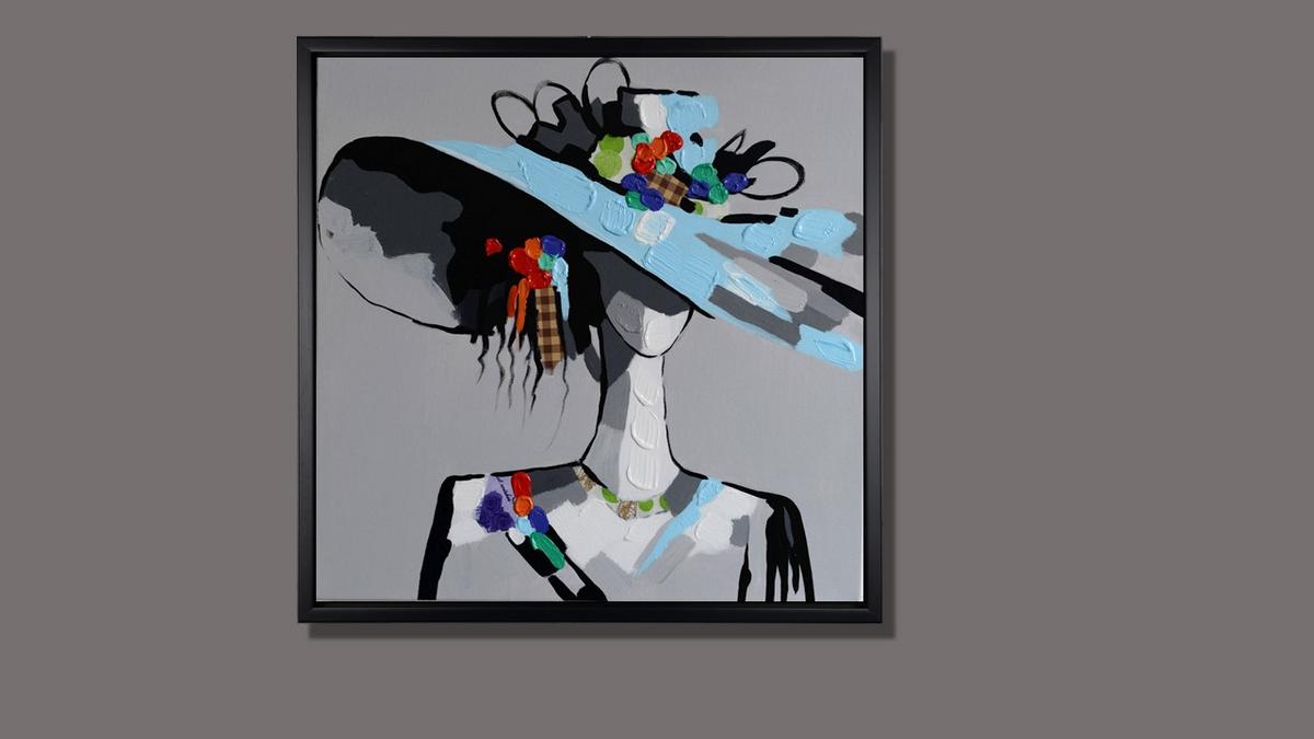 Handgemaltes Ölbild Pop-Art-Dame mit Hut auf Leinwand, hellblauer Hut mit bunten Spachtelornamenten, mit schwarzem Rahmen – Beispiel im Raum