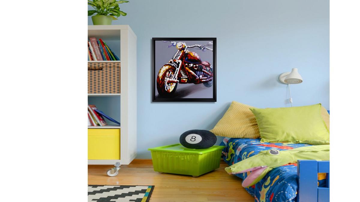 Handgemaltes Ölbild buntes Motorrad auf Leinwand, Chopper in Rot, Weiss und Blau mit Spachtelrelief, mit schwarzem Rahmen – Beispiel im Raum