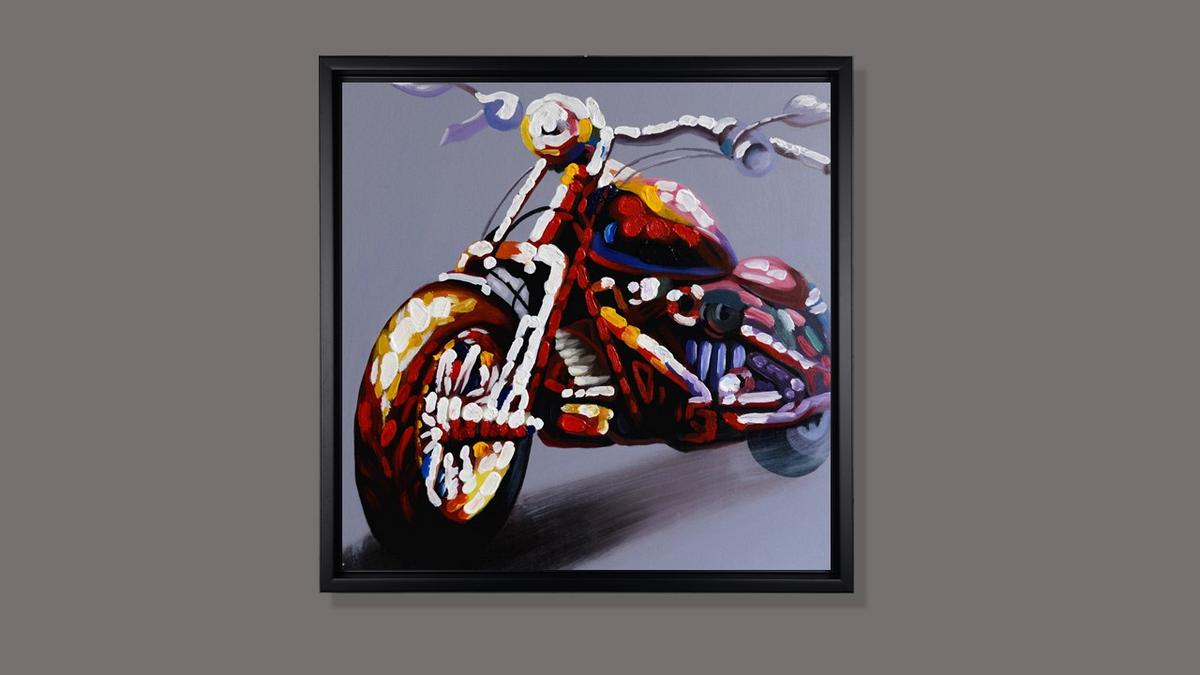 Handgemaltes Ölbild buntes Motorrad auf Leinwand, Chopper in Rot, Weiss und Blau mit Spachtelrelief, mit schwarzem Rahmen – Beispiel im Raum