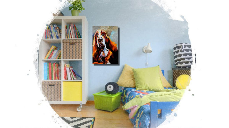 Handgemaltes Ölbild Basset auf Leinwand, treuherziger Hund in Orange, Braun und Weiss, expressiv – Beispiel im Raum