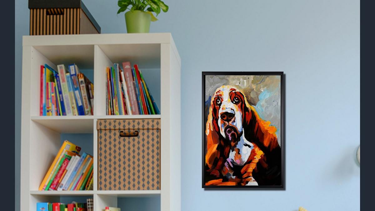 Handgemaltes Ölbild Basset auf Leinwand, treuherziger Hund in Orange, Braun und Weiss, expressiv, mit schwarzem Rahmen – Beispiel im Raum