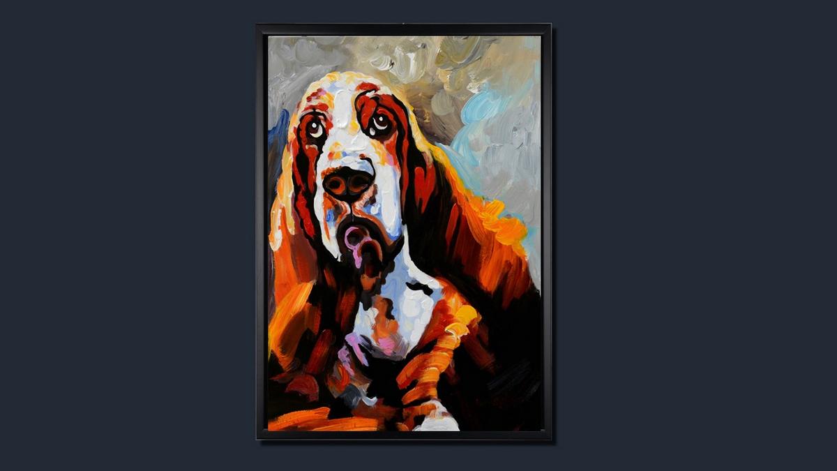 Handgemaltes Ölbild Basset auf Leinwand, treuherziger Hund in Orange, Braun und Weiss, expressiv, mit schwarzem Rahmen – Beispiel im Raum