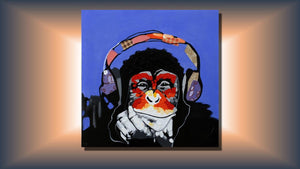 Handgemaltes Ölbild Affe mit Kopfhörern auf Leinwand, Pop-Art in Rot und Orange vor blauem Hintergrund – Beispiel im Raum