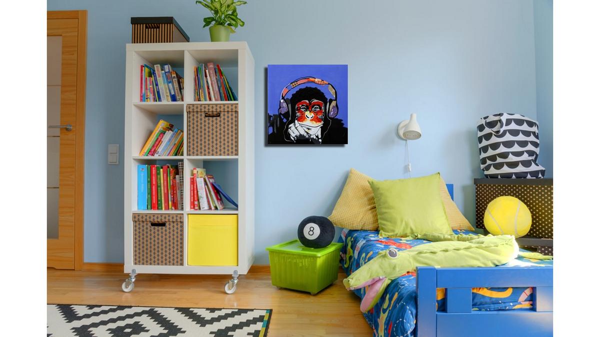 Handgemaltes Ölbild Affe mit Kopfhörern auf Leinwand, Pop-Art in Rot und Orange vor blauem Hintergrund – Beispiel im Raum