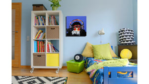 Handgemaltes Ölbild Affe mit Kopfhörern auf Leinwand, Pop-Art in Rot und Orange vor blauem Hintergrund – Beispiel im Raum