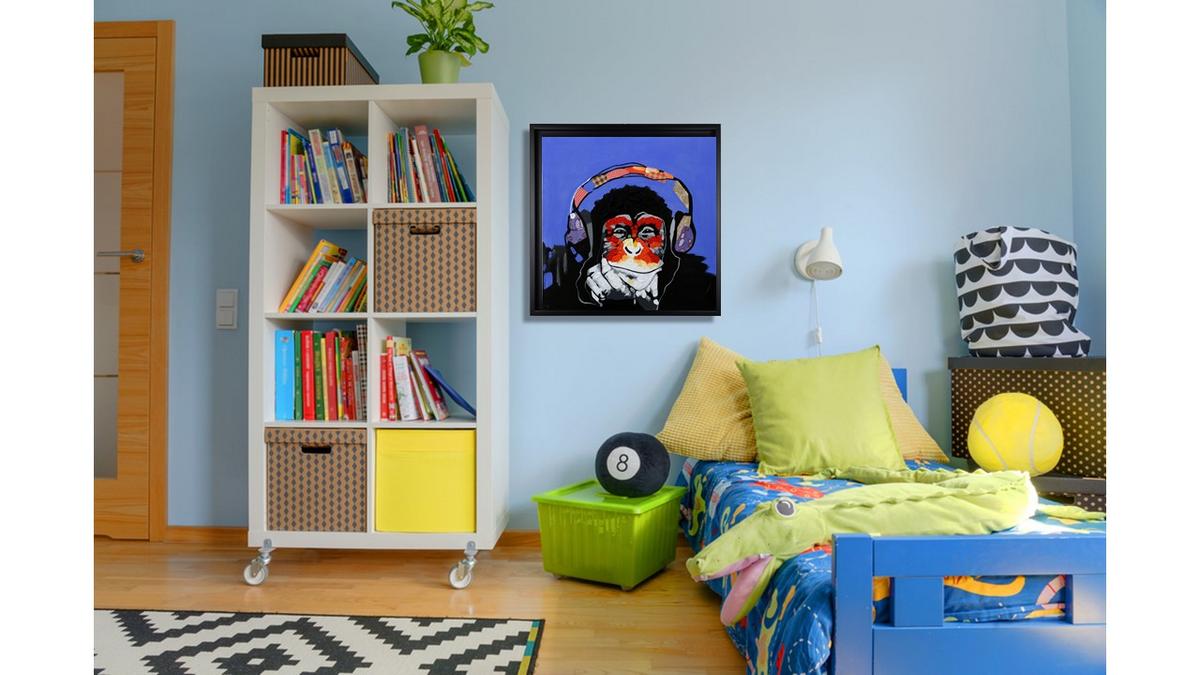Handgemaltes Ölbild Affe mit Kopfhörern auf Leinwand, Pop-Art in Rot und Orange vor blauem Hintergrund, mit schwarzem Rahmen – Beispiel im Raum