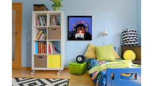 Handgemaltes Ölbild Affe mit Kopfhörern auf Leinwand, Pop-Art in Rot und Orange vor blauem Hintergrund, mit schwarzem Rahmen – Beispiel im Raum