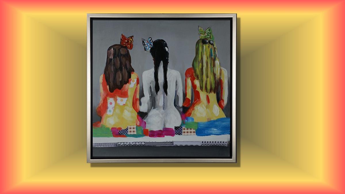 Handgemaltes Ölbild drei Frauen in Rückenansicht auf Leinwand, bunte Stoffe und Schleifen im Haar, mit silbernem Rahmen – Beispiel im Raum