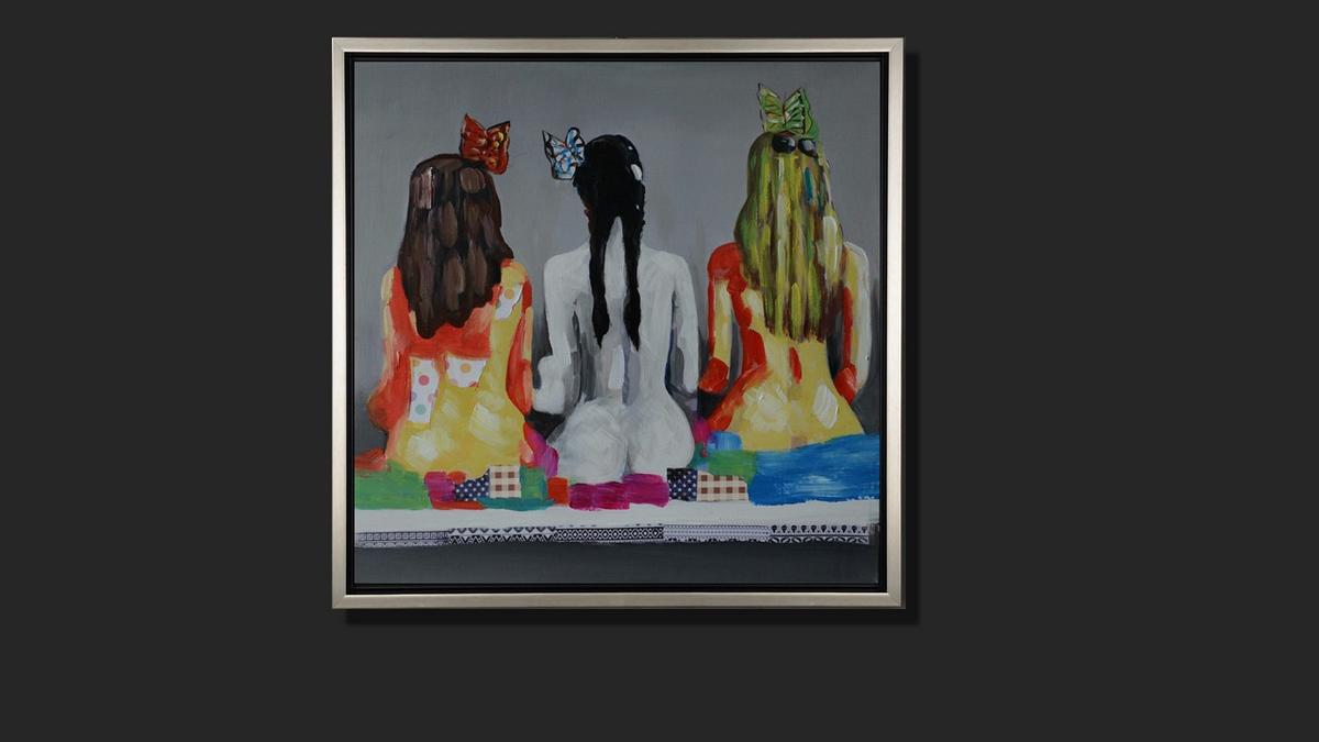 Handgemaltes Ölbild drei Frauen in Rückenansicht auf Leinwand, bunte Stoffe und Schleifen im Haar, mit silbernem Rahmen – Beispiel im Raum