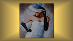 Handgemaltes Ölbild elegante Dame mit Hut auf Leinwand, weisses Kleid und schwarze Handschuhe in Grau – Beispiel im Raum