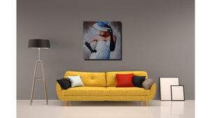 Handgemaltes Ölbild elegante Dame mit Hut auf Leinwand, weisses Kleid und schwarze Handschuhe in Grau – Beispiel im Raum