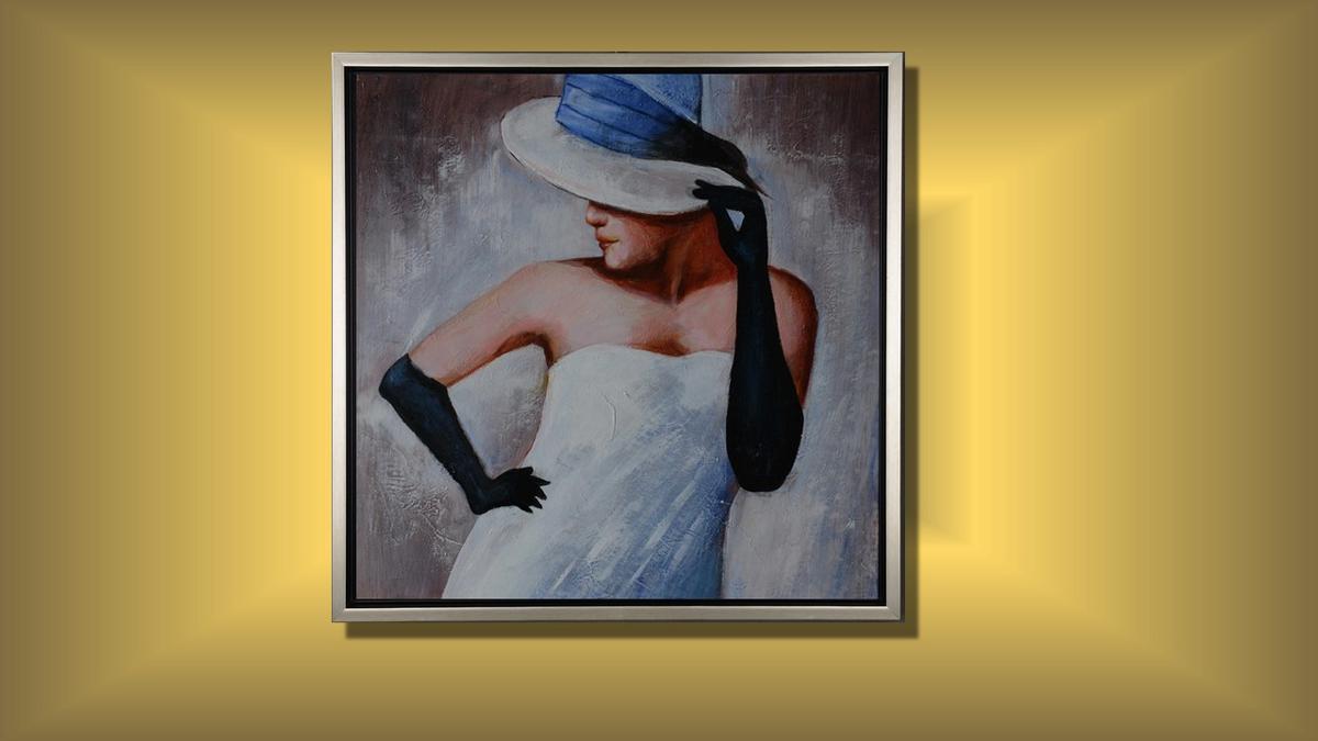 Handgemaltes Ölbild elegante Dame mit Hut auf Leinwand, weisses Kleid und schwarze Handschuhe in Grau, mit silbernem Rahmen – Beispiel im Raum