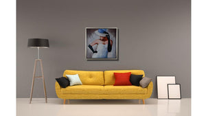 Handgemaltes Ölbild elegante Dame mit Hut auf Leinwand, weisses Kleid und schwarze Handschuhe in Grau, mit silbernem Rahmen – Beispiel im Raum