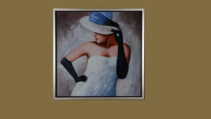 Handgemaltes Ölbild elegante Dame mit Hut auf Leinwand, weisses Kleid und schwarze Handschuhe in Grau, mit silbernem Rahmen – Beispiel im Raum