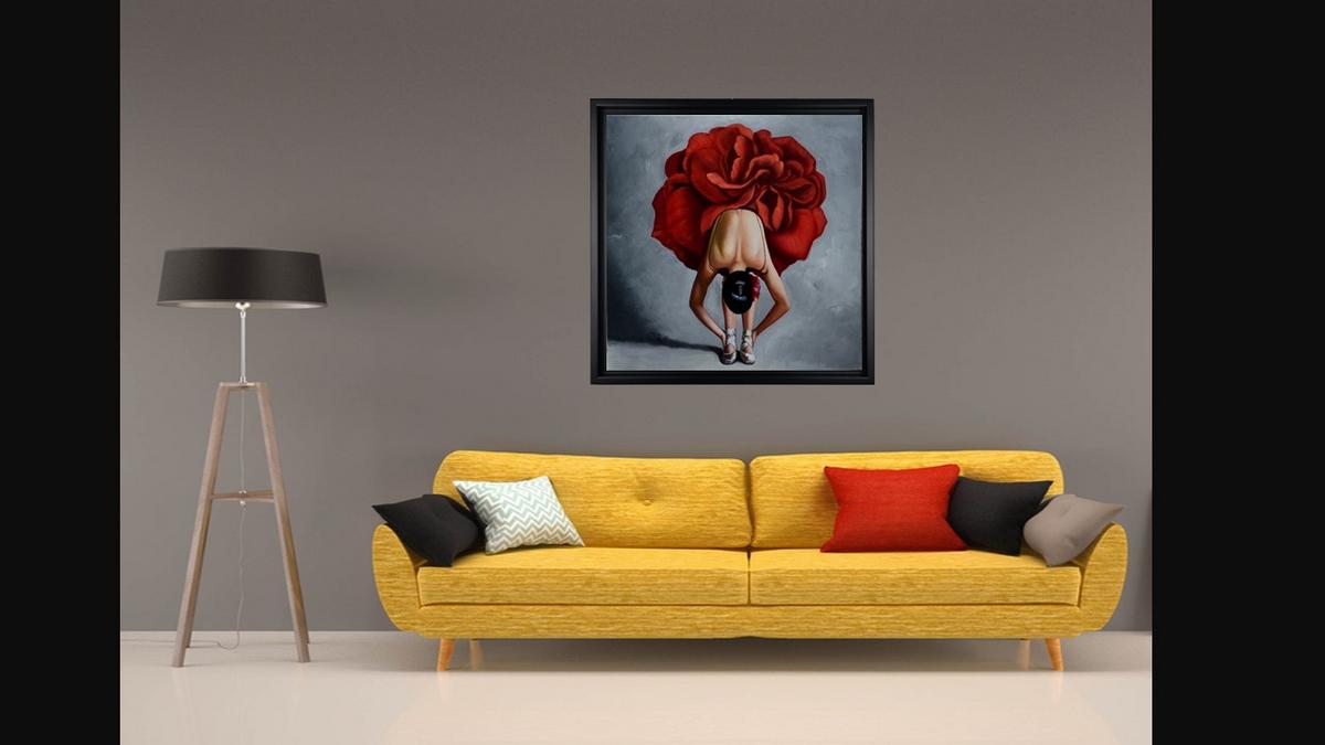 Handgemaltes Ölbild Ballerina mit rotem Rosenrock auf Leinwand, poetisch vor grauem Hintergrund, mit schwarzem Rahmen – Beispiel im Raum