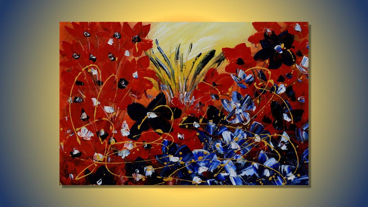 Handgemaltes Blumenbild in Öl auf Leinwand mit roten und blauen Blüten, goldenen Linien, Spachteltechnik – Beispiel im Raum