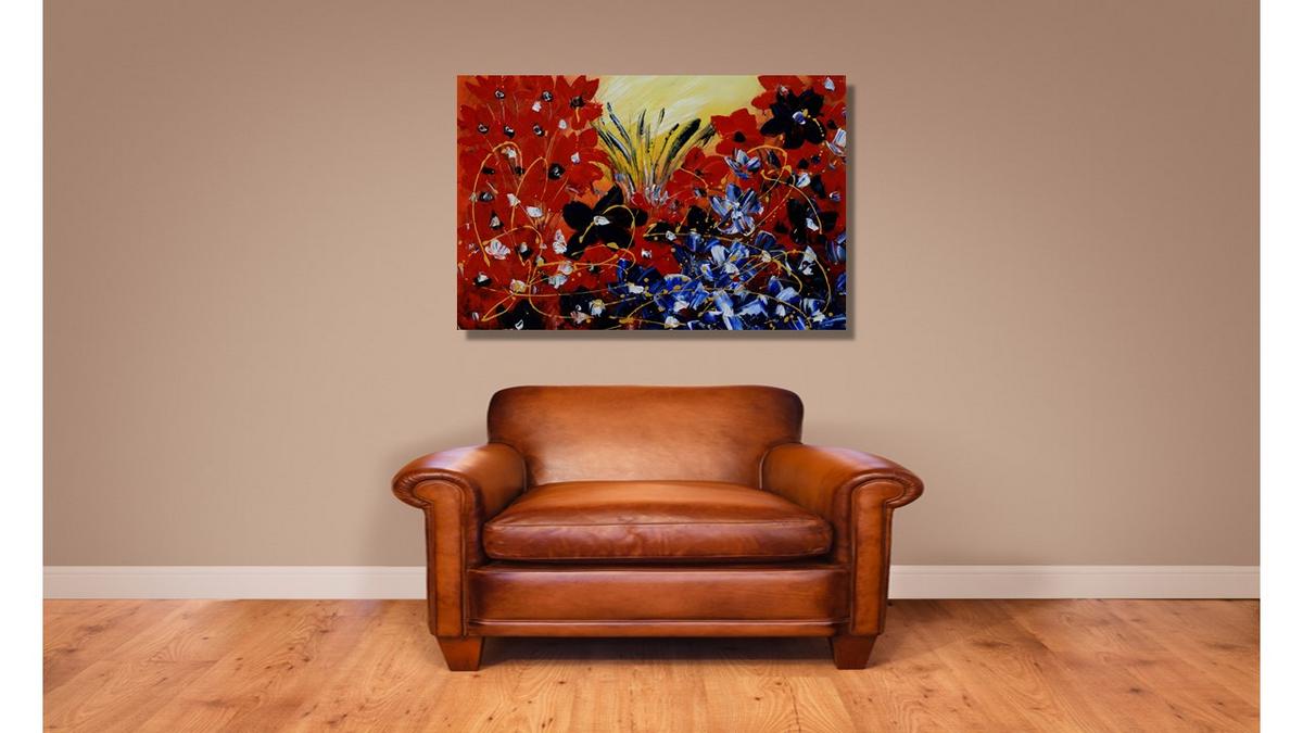 Handgemaltes Blumenbild in Öl auf Leinwand mit roten und blauen Blüten, goldenen Linien, Spachteltechnik – Beispiel im Raum