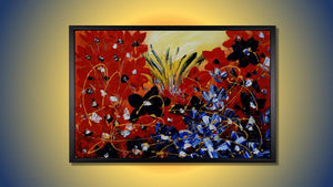 Handgemaltes Blumenbild in Öl auf Leinwand mit roten und blauen Blüten, goldenen Linien, Spachteltechnik, mit schwarzem Rahmen – Beispiel im Raum