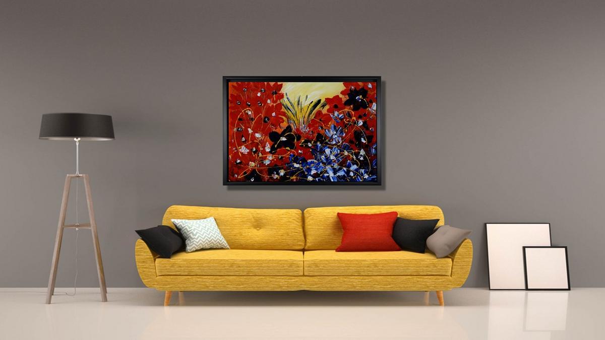 Handgemaltes Blumenbild in Öl auf Leinwand mit roten und blauen Blüten, goldenen Linien, Spachteltechnik, mit schwarzem Rahmen – Beispiel im Raum