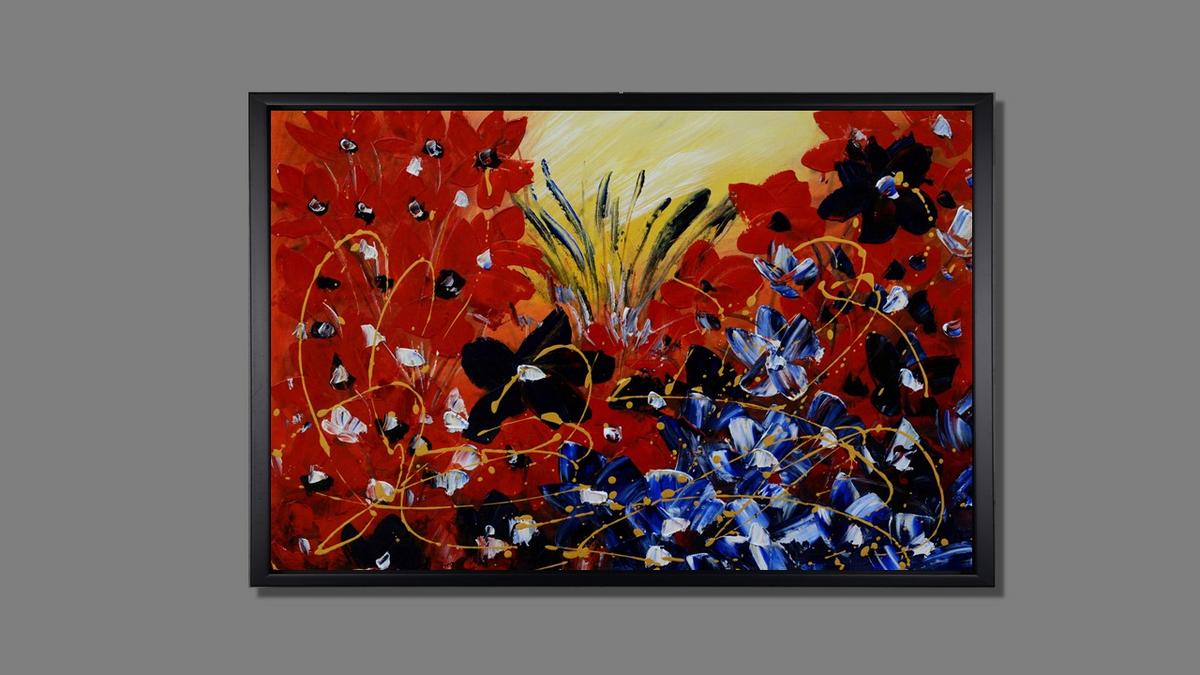 Handgemaltes Blumenbild in Öl auf Leinwand mit roten und blauen Blüten, goldenen Linien, Spachteltechnik, mit schwarzem Rahmen – Beispiel im Raum