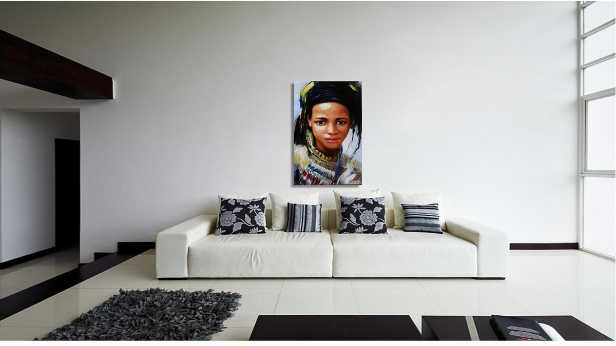 Handgemaltes Ölbild Porträt afrikanisches Mädchen auf Leinwand, Kopfschmuck und bunte Perlenkette – Beispiel im Raum