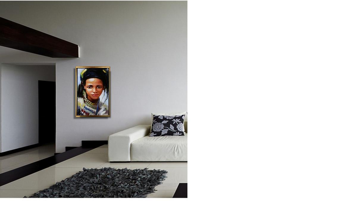 Handgemaltes Ölbild Porträt afrikanisches Mädchen auf Leinwand, Kopfschmuck und bunte Perlenkette, mit goldenem Rahmen – Beispiel im Raum