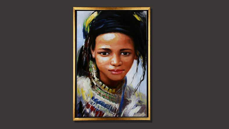 Handgemaltes Ölbild Porträt afrikanisches Mädchen auf Leinwand, Kopfschmuck und bunte Perlenkette, mit goldenem Rahmen – Beispiel im Raum