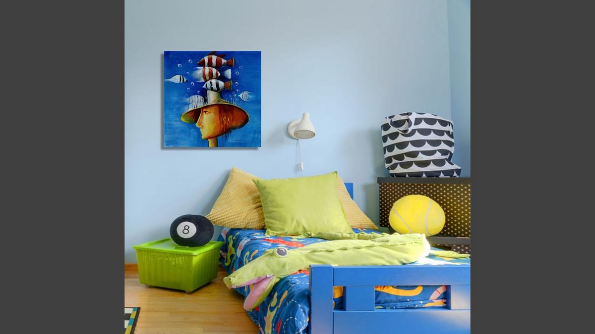 Handgemaltes Ölbild surreales Motiv mit Fischen auf Leinwand, Figur mit Hut vor tiefblauem Hintergrund – Beispiel im Raum