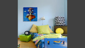 Handgemaltes Ölbild surreales Motiv mit Fischen auf Leinwand, Figur mit Hut vor tiefblauem Hintergrund – Beispiel im Raum