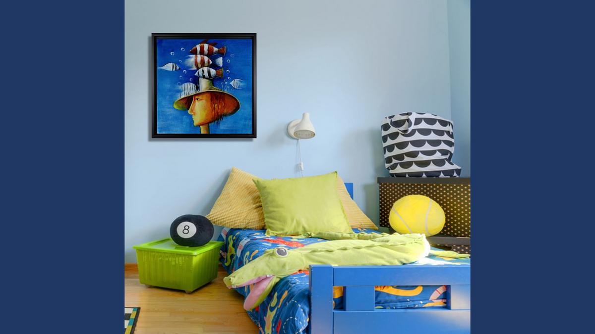 Handgemaltes Ölbild surreales Motiv mit Fischen auf Leinwand, Figur mit Hut vor tiefblauem Hintergrund, mit schwarzem Rahmen – Beispiel im Raum