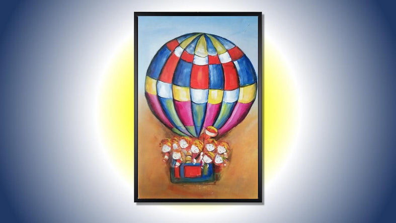 Handgemaltes Ölbild Heissluftballon mit Kindern auf Leinwand, rot-blau-gelbes Karomuster, heller Himmel, mit schwarzem Rahmen – Beispiel im Raum