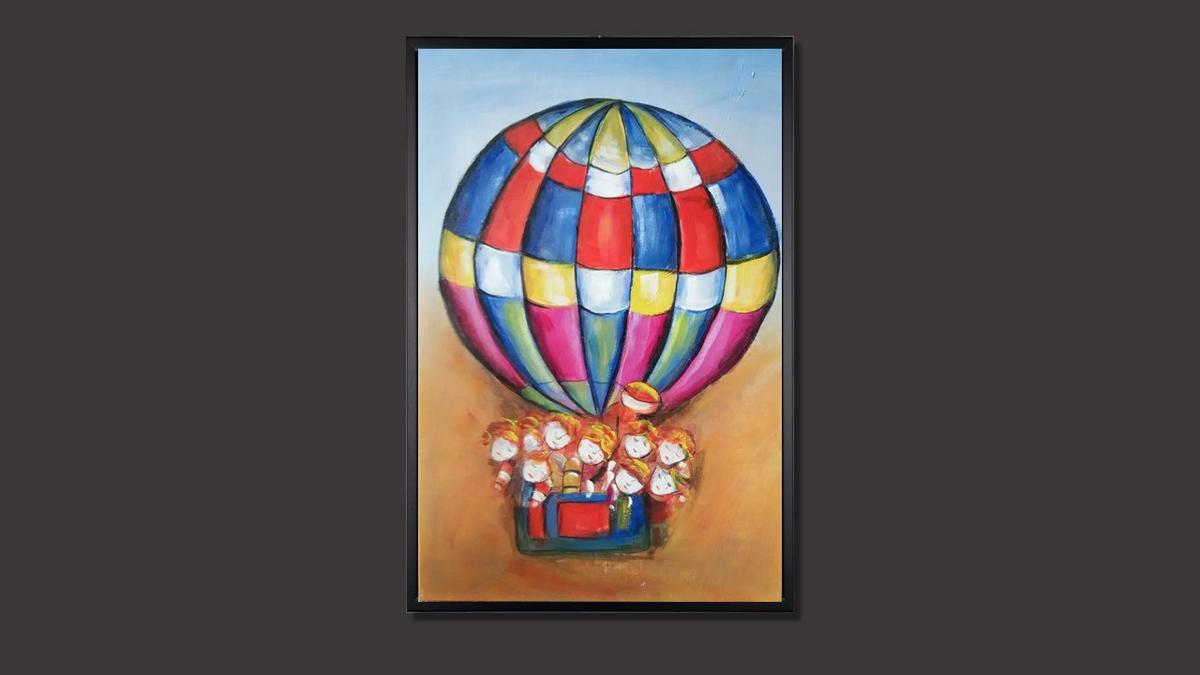 Handgemaltes Ölbild Heissluftballon mit Kindern auf Leinwand, rot-blau-gelbes Karomuster, heller Himmel, mit schwarzem Rahmen – Beispiel im Raum