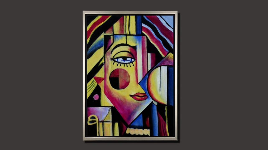 Handgemaltes Ölbild kubistisches Porträt auf Leinwand, geometrische Formen in Gelb, Magenta und Blau, mit silbernem Rahmen – Beispiel im Raum