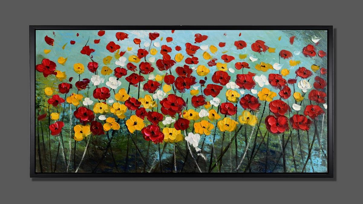 Handgemaltes Ölbild bunte Blumenwiese auf Leinwand, rote, gelbe und weisse Blüten vor türkisem Himmel, mit schwarzem Rahmen – Beispiel im Raum