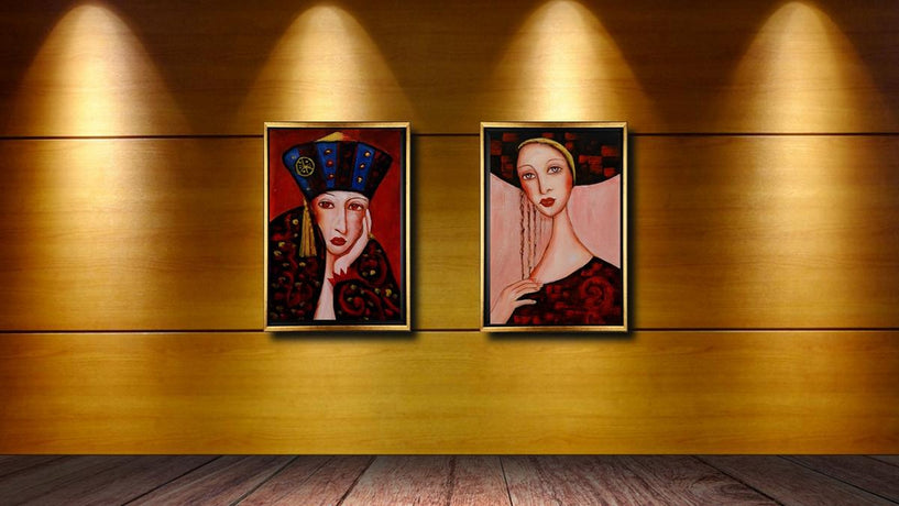 Handgemaltes Ölbild Dame mit gelbem Stirnband auf Leinwand, langes dunkles Haar, rosa Hintergrund, mit goldenem Rahmen – Beispiel im Raum