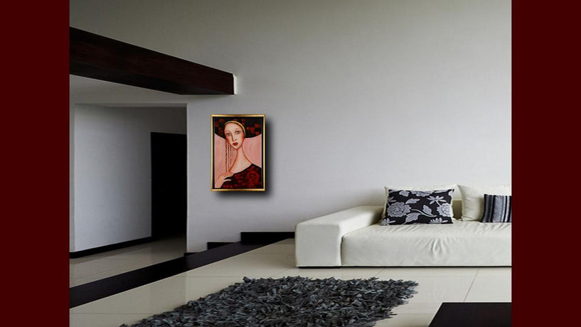 Handgemaltes Ölbild Dame mit gelbem Stirnband auf Leinwand, langes dunkles Haar, rosa Hintergrund, mit goldenem Rahmen – Beispiel im Raum