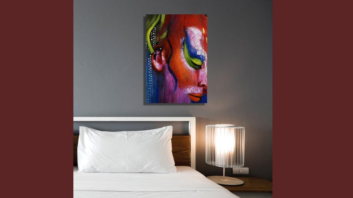 Handgemaltes Ölbild abstraktes Frauengesicht auf Leinwand, Spachtelstruktur in Rot, Violett und Pink – Beispiel im Raum