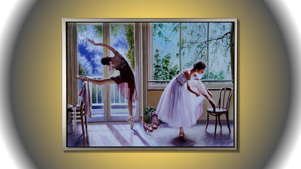 Handgemaltes Ölbild zwei Ballerinas beim Training auf Leinwand, helle Fenster, weisse Tutus, Lilatöne, mit silbernem Rahmen – Beispiel im Raum