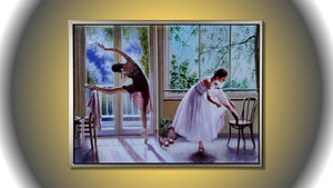 Handgemaltes Ölbild zwei Ballerinas beim Training auf Leinwand, helle Fenster, weisse Tutus, Lilatöne, mit silbernem Rahmen – Beispiel im Raum