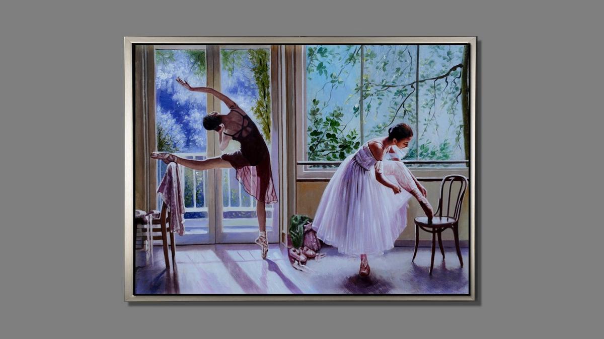 Handgemaltes Ölbild zwei Ballerinas beim Training auf Leinwand, helle Fenster, weisse Tutus, Lilatöne, mit silbernem Rahmen – Beispiel im Raum
