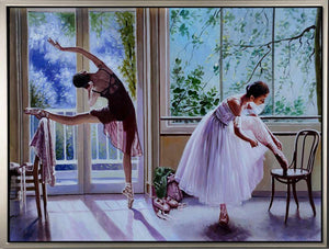 Handgemaltes Ölbild zwei Ballerinas beim Training auf Leinwand, helle Fenster, weisse Tutus, Lilatöne, mit silbernem Rahmen